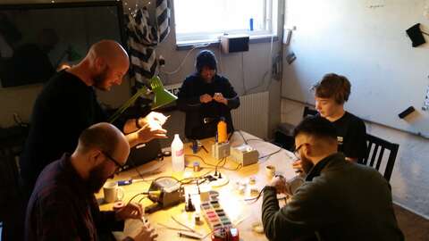 Flitens lampa lyser Fem andra upptagna deltagare