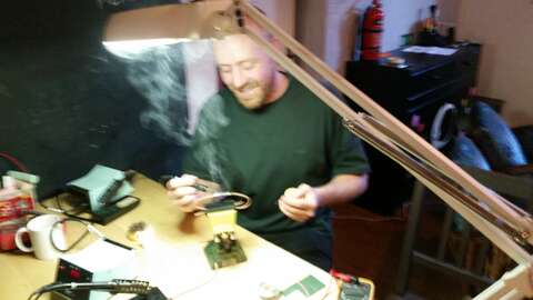 Det ryker! En deltagare omgiven av flussångor